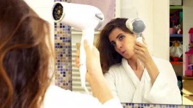 İçinde banyo darbe kurutma uzun saç gülümseyen güzel kadın modeli