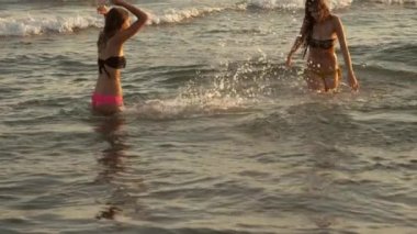 Okyanus ağır çekimde su tatil tatlı genç kadınlarda