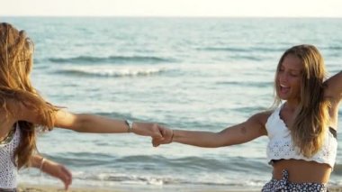 Gün batımı 160 fps ağır çekim orta plaj partisi sırasında dans mutlu gençler vurdu