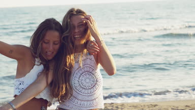 Mutlu gençler günbatımı 160 fps ağır çekim retro tarzı plaj partisi sırasında dans