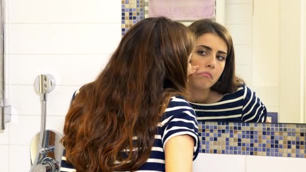 Mulher no banheiro vendo no espelho bigode começando a depilar — Vídeo de Stock