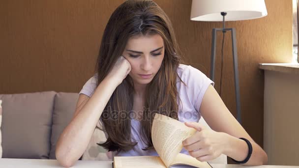 Roztomilá studentka čtení knihy koncentrované closeup — Stock video