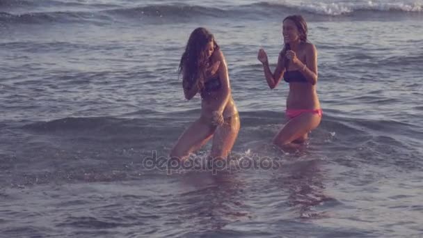 Chicas felices jugando en el mar en verano cámara lenta estilo retro — Vídeos de Stock