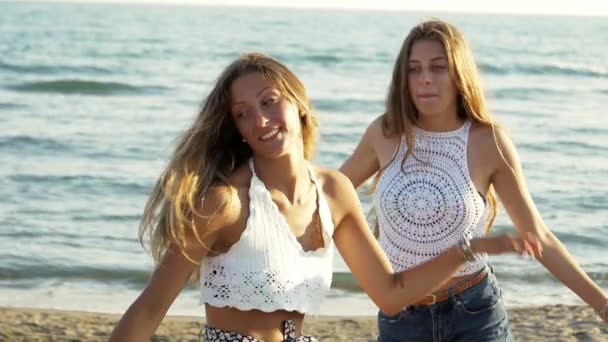 Meninas bonitos na praia se movendo longo cabelo loiro 160fps câmera lenta — Vídeo de Stock