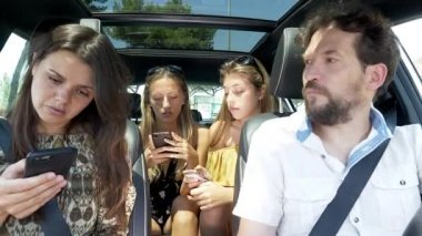 Karım ve kızım için cep telefonu bağımlısı ile kızmaya arabayı adam