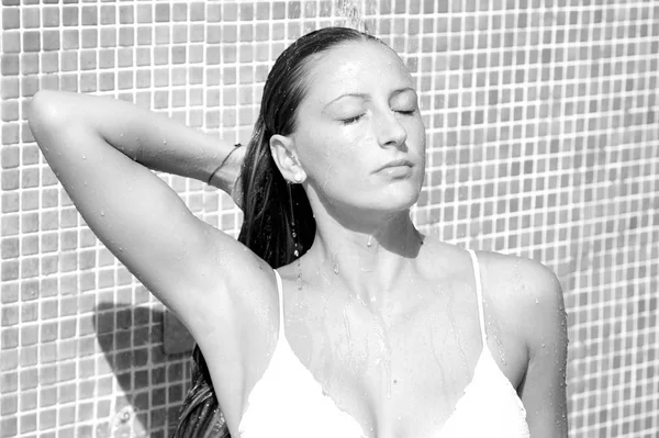 Sarışın kadın yaz siyah beyaz dış duş alarak rahatlatıcı — Stok fotoğraf