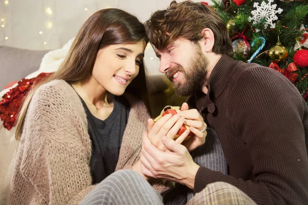 Noel hediyesi evde kız arkadaşına veren adam