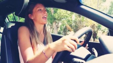 Kadının hoy yaşam ve enerji dolu araba sürüş sırasında mutlu şarkı