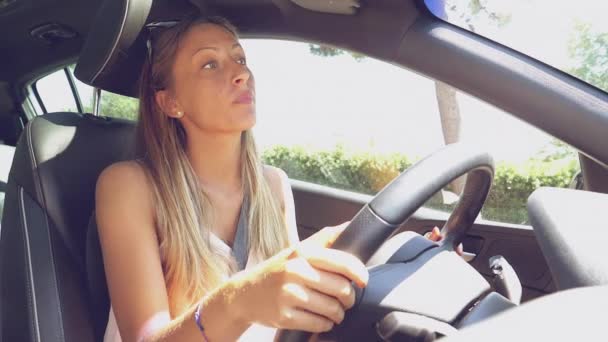 Feliz Linda Mujer Rubia Conduciendo Coche Escuchando Música Cámara Lenta — Vídeo de stock