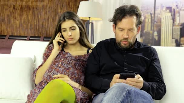 Erkek Arkadaşı Mutlu Gülüyor Iken Evde Telefonda Konuşurken Hamile Kadın — Stok video