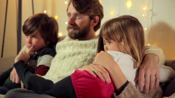 Feliz Família Sentada Sofá Assistindo Televisão Closeup — Vídeo de Stock