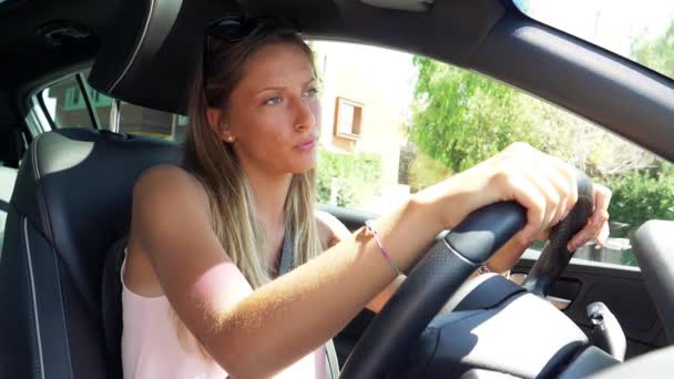 Щаслива Мила Блондинка Кермом Автомобіля Слухає Музику Повільний Рух Крупним — стокове відео