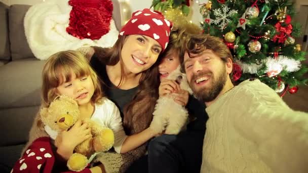 Rodzina Biorąc Selfie Noc Boże Narodzenie Szczęśliwy — Wideo stockowe