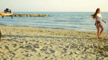 Sunse, plajda çekilmiş kadın kamera ve dans iki kadın silah modelleri