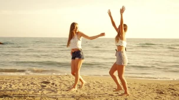 Gimbal Strzał Dwa Szczęśliwy Modelki Tańce Plaży Ciepły Kolor Korekcja — Wideo stockowe