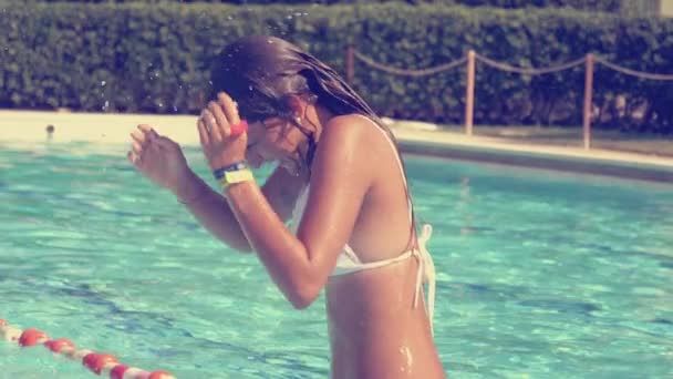 Femmes Heureuses Dans Piscine Éclaboussant Autre Style Rétro Super Lent — Video