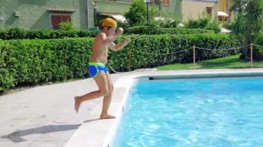 Mutlu çocuk havuzu ağır çekimde atlama tatil