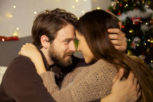 Hombre y mujer mirándose a los ojos en el amor la noche de Navidad de cerca —  Fotos de Stock