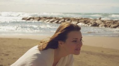  Silah tutan küçük sarışın kızı kamera yavaş seyir okyanus önünde gülümseyen güzel kadın