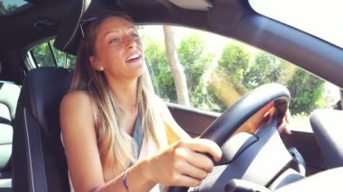 Şirin kadın model araba mutlu dinleme müzik ışık sürüş yavaş sızıntısı