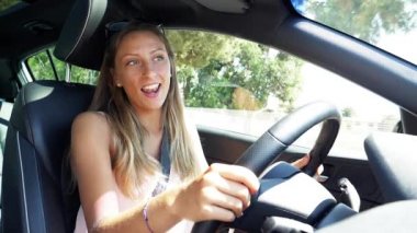 Ağır çekim Dolly araba şarkı mutlu sarışın kadını vurdu