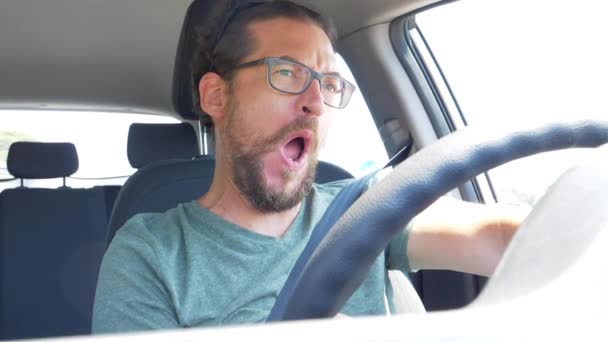 Grappige Mens Drijvende Auto Teken Dolly Super Slow Motion — Stockvideo