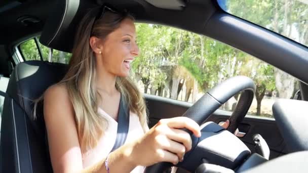 Feliz Mulher Loira Cantando Carro Condução Dolly Tiro Câmera Lenta — Vídeo de Stock