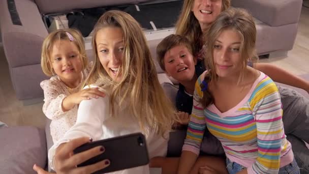 Счастливая Милая Семья Делающая Селфи Мобильным Телефоном Дома Улыбающиеся Сестры — стоковое видео