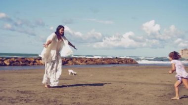 Küçük kız anne doğru plaj 4 k yavaş hareket üzerinde çalışan