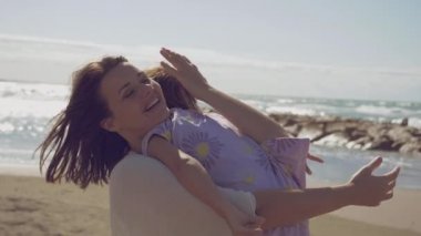 Sonbahar ağır çekim retro tarzı okyanusta önünde gün batımında kızı sarılma aşık kadın