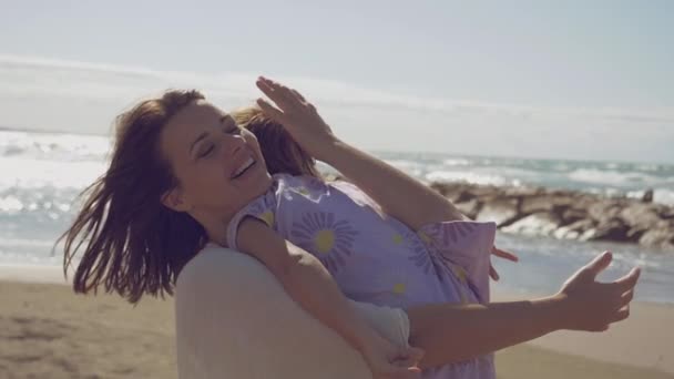 Vrouw Verliefd Knuffelen Dochter Bij Zonsondergang Voor Oceaan Herfst Slowmotion — Stockvideo