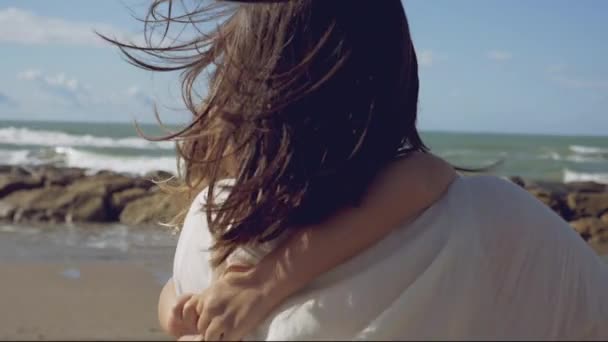 妇女在海滩拥抱和亲吻小金发女孩慢动作 — 图库视频影像