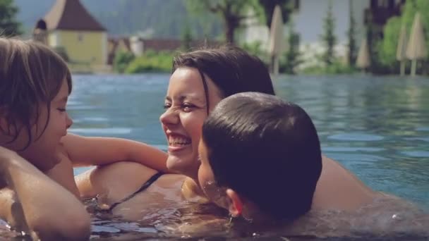 Felice Madre Abbracciare Baciare Bambini All Interno Piscina Calda Montagna — Video Stock