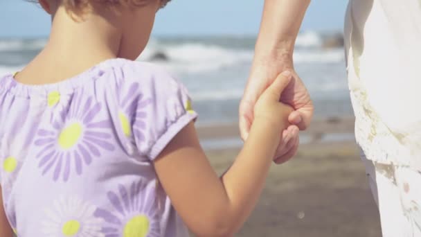 Mutter Geht Hand Hand Mit Kleinem Mädchen Zeitlupe Nahaufnahme — Stockvideo
