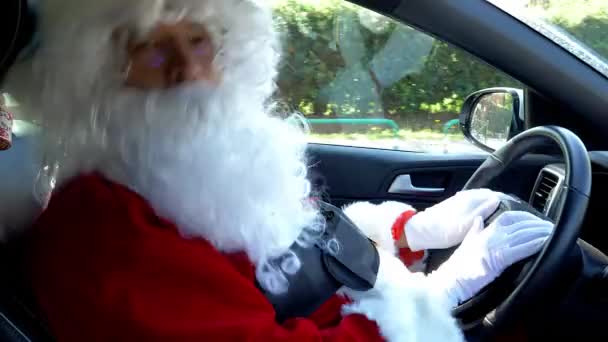 Забавный Санта Клаус за рулём автомобиля танцует с камерой 4K крупным планом — стоковое видео