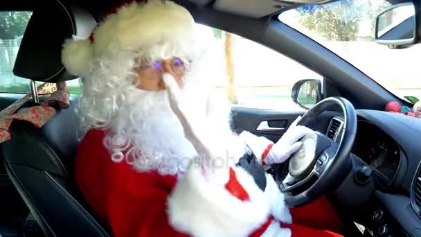 Divertido santa claus conducir coche bailando buscando cámara 4k — Vídeo de stock