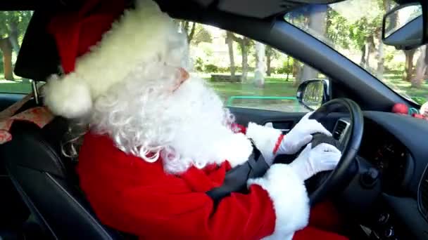 Feliz Papai Noel carro de condução 4K . — Vídeo de Stock