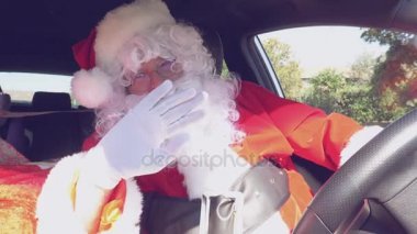 Noel baba Merhaba süper ağır çekim 4 k sallayarak araba sürüş sırasında