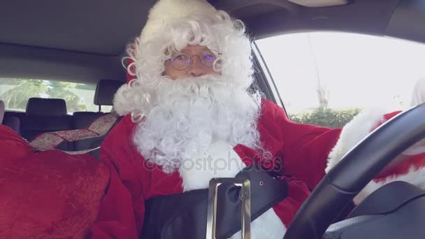 Papai Noel enquanto dirige carro acenando Olá ok sinal câmera lenta 4K — Vídeo de Stock