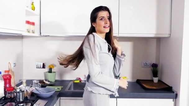 Великолепная Женщина Длинными Волосами Прыгать Счастливым Пижаме Замедленной Съемки Среднего — стоковое видео