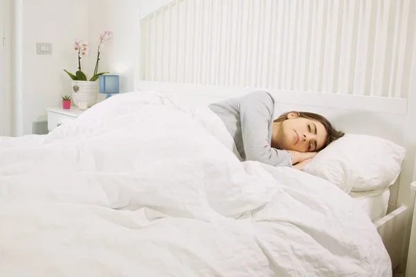 Woman sleeping in hotel room in vacation — Stock Photo, Image