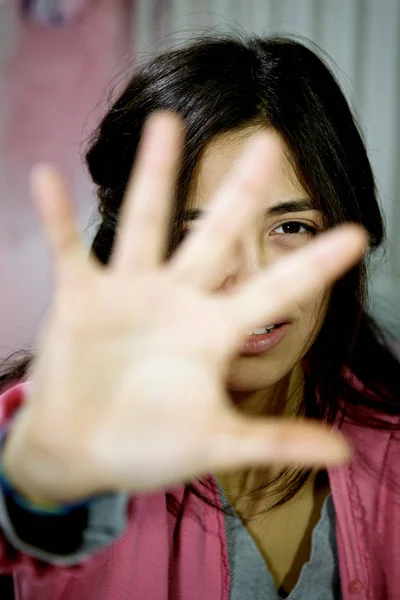 Грустная латиноамериканская молодая женщина говорит прекратить насилие — стоковое фото