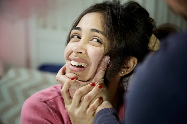 Vrouw lijden huiselijk geweld man die haar sterke gezicht — Stockfoto