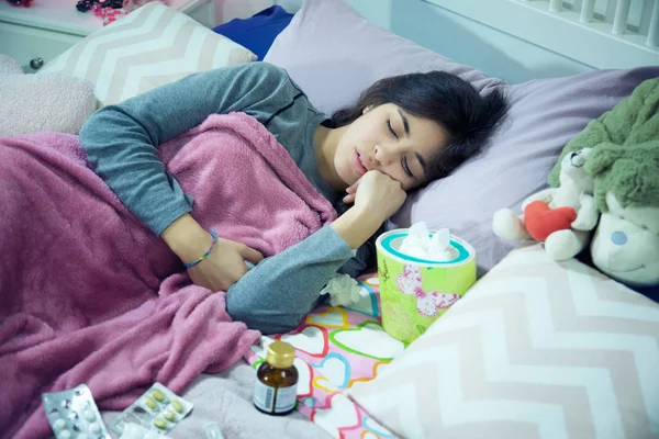Sic mulher na cama tomando remédio infeliz à noite dormindo — Fotografia de Stock
