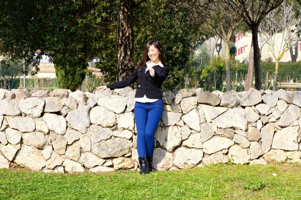 Felice donna asiatica mostrando ok segno in primavera colpo largo — Foto Stock