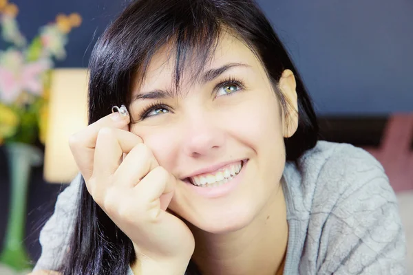 Joven mujer sosteniendo anillo de compromiso sonriendo feliz en el amor —  Fotos de Stock