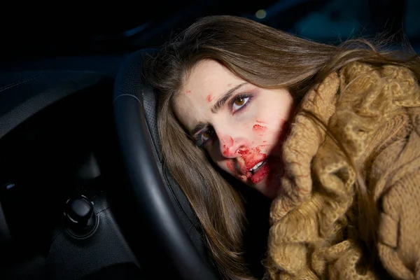 Vrouw dood in auto na ongeluk closeup — Stockfoto