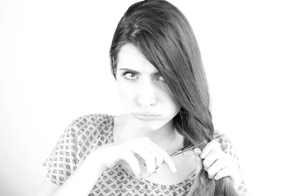 Mulher infeliz sobre pontas duplas cabelo decidir cortar tudo com tesoura closeup preto e branco — Fotografia de Stock