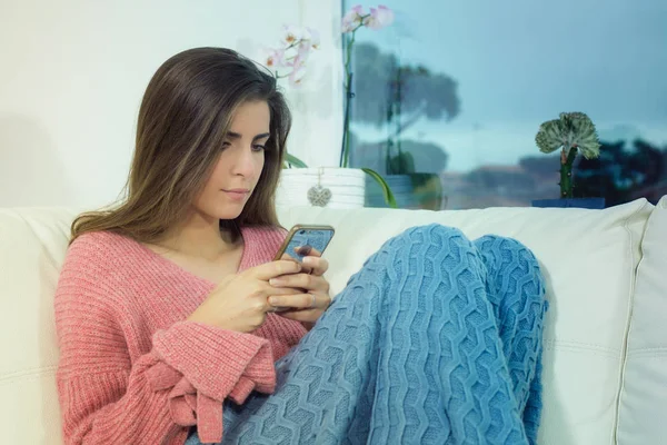 Mujer feliz usando teléfono inteligente preocupado — Foto de Stock