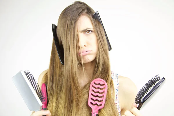 Mujer infeliz por el pelo largo desordenado no capaz de peinar — Foto de Stock